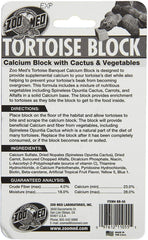 Tortue dégustant le Bloc Banquet Zoo Med, enrichissement alimentaire et entretien du bec.