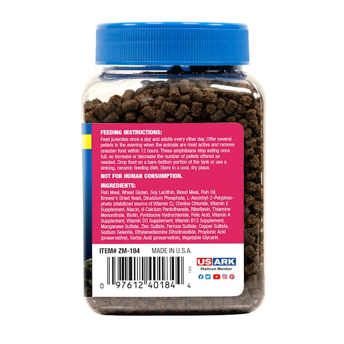Axolotl en train de manger des granulés Zoo Med, solution simple d’alimentation.