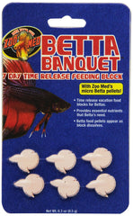 Zoo Med Betta Banquet Block avec pellets entiers libérés pour nourrir votre betta toute la journée.